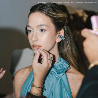 Иногда Парижская неделя моды — это не только про необычную одежду и обувь, в которой невозможно ходить, но и про гаджеты, что неожиданно вписываются в образы. В этот раз в кадр попали HUAWEI FreeClip 2. Эти наушники использовали как часть луков моделей.Дев