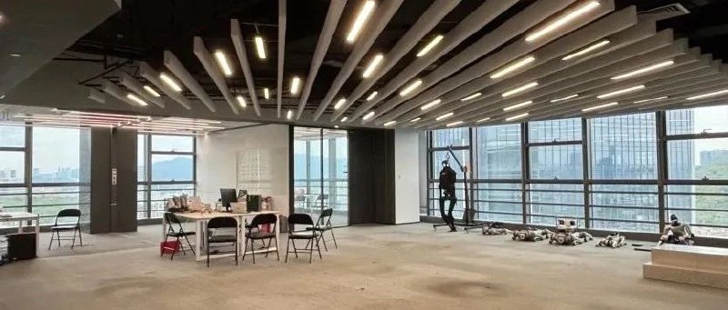 独家实探宇树深圳新公司！办公室正加紧布置，多位银行经理上门拜访，周边机器人公司林立！最新视频→茶光、留仙洞