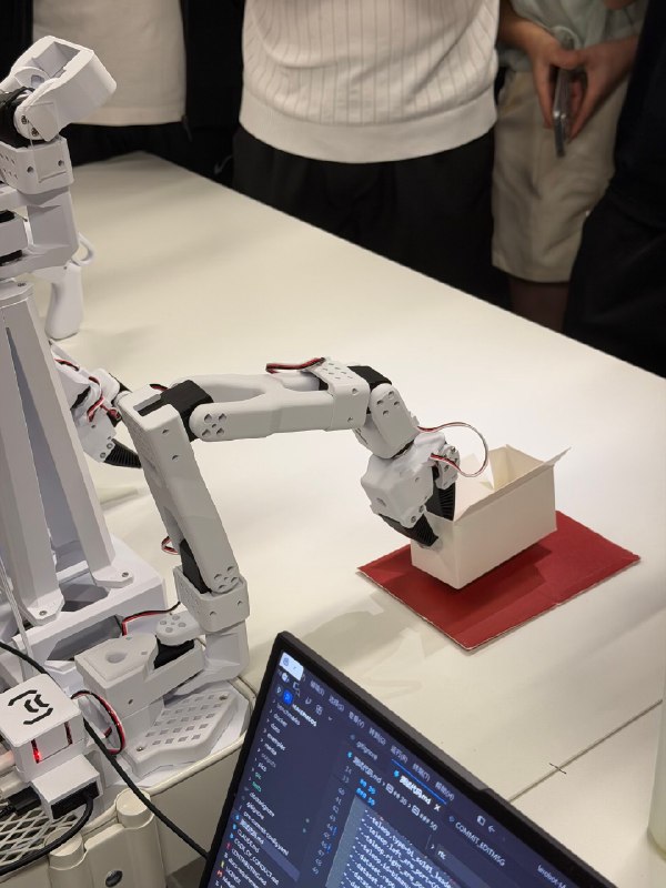 今天机器人黑客松的冠军🏆是Xbotics团队的HomeClaw钳伴队长是来自杭州的开发者陈老师冠军奖品是RWKV赞助的3D打印机今天机器人黑客松的冠军🏆是Xbotics团队的HomeClaw钳伴队长是来自杭州的开发者陈老师冠军奖品是RWKV赞助的3D打印机