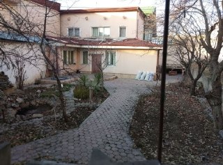 House for rent in the city center without renovation