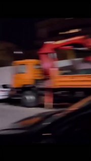 קבוצת שוטרים גם עיכבה מפגין בודד לפינה והיכו אותו מחוסר הכרה, גם לאחר שהאיש מחוסר הכרה כבר היה על הקרקע השו…