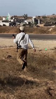בחסות כוחות ישראל, מתנחלים חמושים תוקפים חקלאים במהלך מסיק הזיתים בח'רבת אל-ח'ראבה, מזרחית לעיירה אל-סמו, ד…