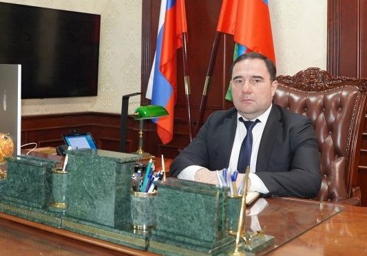 Алибекову 51 год, он уроженец Хасавюрта. В 1997 году окончил Дагестанский государственный технический университет по специализации «инженер-технолог». фото