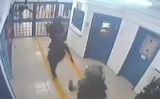סרטון מתעד את כוחות הכיבוש תוקפים אסירות פלסטיניות בתוך חדר כלא, מגבילים אותן ועורכים בהן חיפוש.