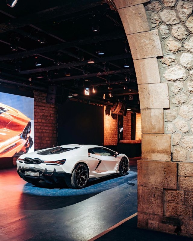 Lamborghini Revuelto 3
