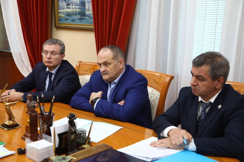 Глава Дагестана Сергей Меликов и помощник председателя правительства РФ Муслим Хучиев обсудили ход реализации федеральных проектов в республике. фото