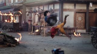 Тизер второго сезона «Аватара. Легенда об Аанге» от NetflixПосле победы, спасшей Водное Племя от вторжения Народа Огня, Аанг, Катара и Сокка отправляются в путешествие, чтобы убедить Короля Земли помочь в их борьбе против Лорда Озая.Продолжение выйдет 25 и