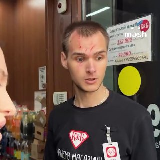 Московскую инста*-блогерку и техно-диджея Оксану Зима жестоко избили в "Красном и Белом" — из-за неправильно пробитых сигарет. По словам девушки, днём 24 сентября она зашла за покупками в "КБ" на улице Берзарина. Работник Иван пробил ей не те сигареты и от