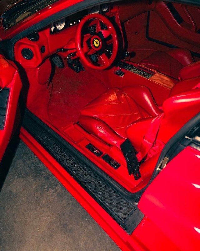 Lotec TT1000 был построен на базе Ferrari Testarossa с применением оригинальных углепластиковых кузо 10