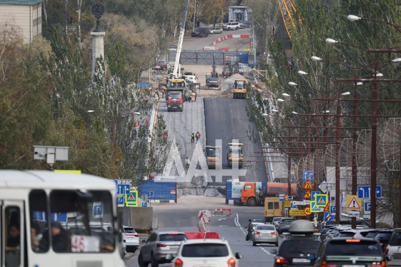 שיקום הגשר על איליץ' בדונייצק לקראת סיום הכתב ראה איך הוא נראה היום. העובדים כבר מניחים אספלט באחד הנתיבים…