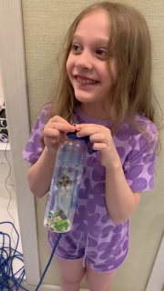 В Красноярске волонтеры спасли хомяка, который упал в вентиляционную шахту с седьмого этажа и провел там три дня, сообщает общественная организация «ДогСпас».Сначала волонтеры опустили в шахту камеру, чтобы найти пропавшее животное. Потом хомяка подняли с 