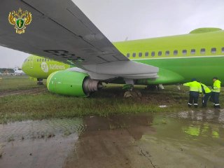 В Якутии самолет авиакомпании S7 выкатился за пределы взлетно-посадочной полосы после посадки в городе Мирный, борт получил повреждения, сообщает прокуратура.Самолет выполнял рейс из Новосибирска, на борту находились 179 человек. Пострадавших, по данным пр