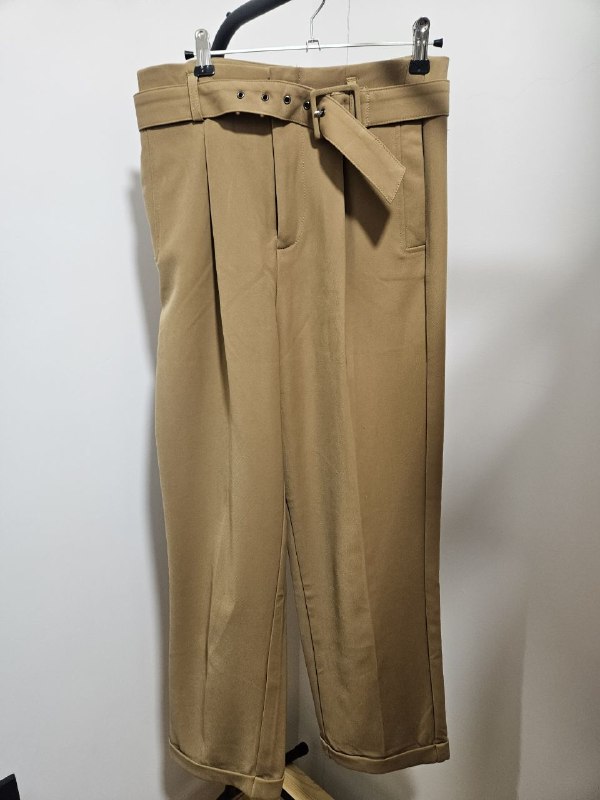 Продам: Брюки бежевые, Брюки кофейные, Джинсы Cropp denim, Красный комбез Koton, Платье летнее, Плат — фото 1