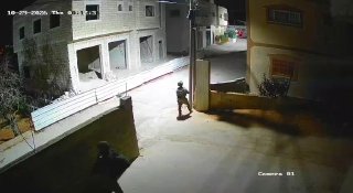 כוחות ישראל הישראלים מסתערים על כמה בתים פלסטינים בכפר קריות, דרומית לשכם, בצפון הגדה המערבית .
