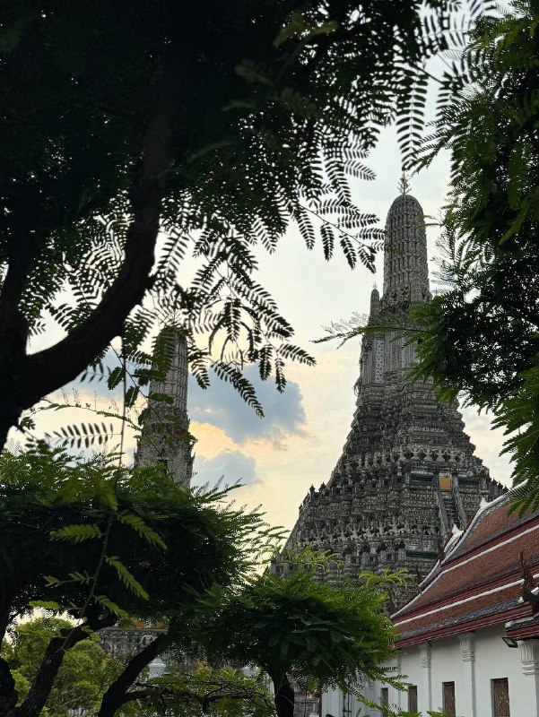 Не скажу, что я фанат туристических мест. Но! В Тайланде главные достопримечательности — это храмы. Поэтому походам по священным и популярным местам — быть!Wat Arun — Храм Утренней Зари в Бангококе. Больше всего меня зацепило украшение храма. Он украшен осколками китайской фарфоровой посуды и керамикой. По легенде, мрамор и фарфор, а также китайские статуэтки в храм попали с затонувшего тайского корабля, который занимался торговлей с поднебесной.А пока мы гуляем по Бангкоку, любимый пёпсик ждет нас в Паттайе 💖Не скажу, что я фанат туристических мест. Но! В Тайланде главные достопримечательности — это храмы. Поэтому походам по священным и популярным местам — быть!Wat Arun — Храм Утренней Зари в Бангококе. Больше всего меня зацепило украшение храма. Он украшен осколками китайской фарфоровой посуды и керамикой. По легенде, мрамор и фарфор, а также китайские статуэтки в храм попали с затонувшего тайского корабля, который занимался торговлей с поднебесной.А пока мы гуляем по Бангкоку, любимый пёпсик ждет нас в Паттайе 💖