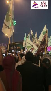 דגלי "עצאא'ב אהל אל-חק" בהלוויית עלי ח'אמנאי בכרבלאא