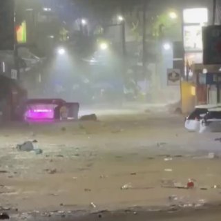 גשמים עזים הובילו למפולות ושיטפונות בפוקט, תאילנד, מדווח בנגקוק פוסט. זרמי מים, בוץ וסלעים פגעו במבנים והצי…