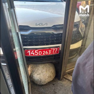 Kia с дипломатическими номерами врезалась во вход станции метро "Пражская" в Москве.По данным Mash, после удара повреждены пендельтюры 9-го выхода. Пострадавших, предварительно, нет. UPD. В пресс-службе Московского метро заявили, что станция Пражская работ