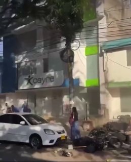 מרפסת קורסת על תושבים שמפנים בניין בקולומביה במהלך רעידת האדמה הגדולה של היום.