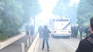 עימותים בין המשטרה למפגינים נגד עליית המחירים התרחשו במרכז ניס שוטרי אכיפת החוק השתמשו בגז מדמיע ובתותח מים…