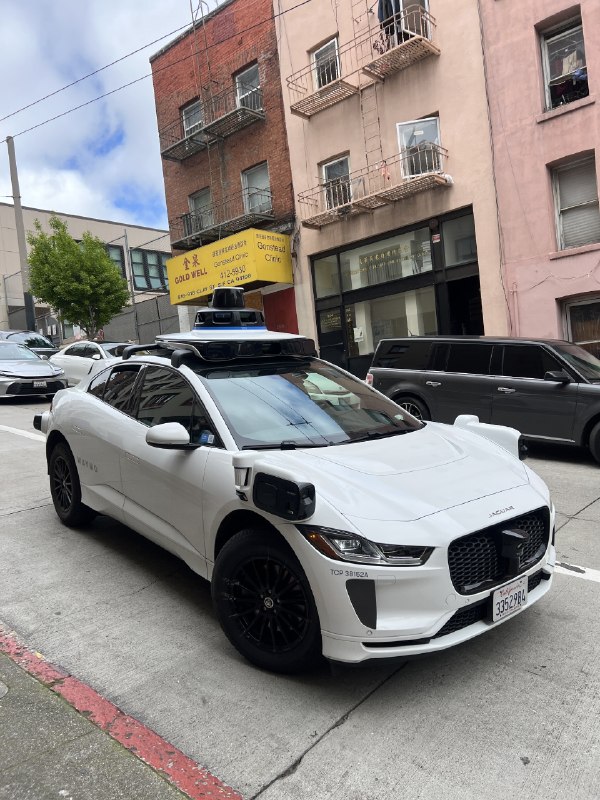 旧金山无人驾驶，比想象中要流畅，上车就切换成中文模式，全程驾驶平顺，没有安全顾虑，复杂情况下小技术很不错的，车况比uber好，价格差不多，一天打了四辆，甚至觉得没有司机更好了，😂旧金山无人驾驶，比想象中要流畅，上车就切换成中文模式，全程驾驶平顺，没有安全顾虑，复杂情况下小技术很不错的，车况比uber好，价格差不多，一天打了四辆，甚至觉得没有司机更好了，😂