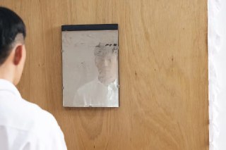 На Тайване волонтер случайно испортил экспонат на выставке современного искусства, приняв его за грязное зеркало, сообщает местное издание CNA. Инцидент произошел в начале ноября на выставке «Мы — это я» в музее города Цзилун. Во время обхода выставки воло