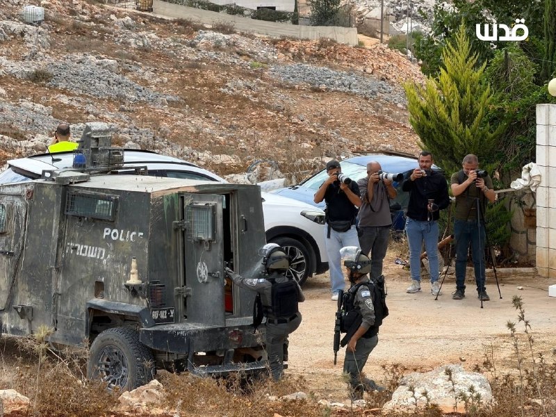 על רקע היערכות צבא הכיבוש באזור, רכבי הריסה הרסו בנייני מגורים באזור אל-תאוון בשכם.