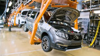 Продажи Lada Largus остановили из-за проблем с рулём«АвтоВАЗ» временно приостановил продажи Lada Largus в дилерских центрах. Это произошло ещё 21 октября из-за возможной проблемы с рулевым управлением.В Росстандарте сообщили о жалобах на «затруднение при в