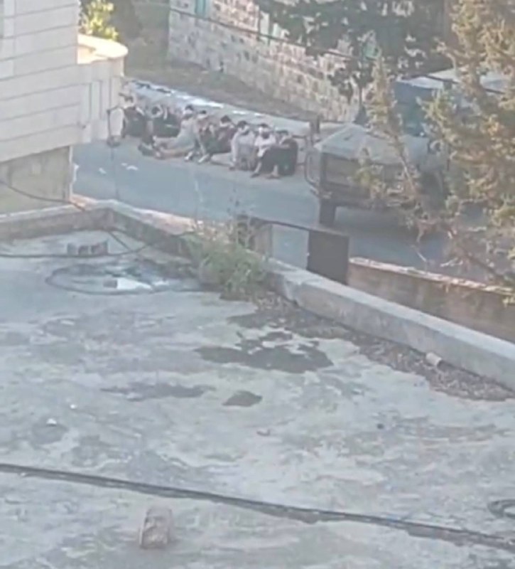 מקורות מקומיים: כוחות הכיבוש עצרו מספר צעירים והתעללו בהם במהלך הפשיטה על הכפר דיר אבו משעל ממערב לרמאללה.