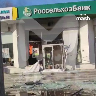 Один человек пострадал при взрыве в отделении Россельхоз банка на северо-востоке Москвы. Из здания повылетали стёкла, сотрудников и посетителей эвакуировали.По нашей информации, неизвестный зашёл в отделение банка на улице Менжинского, поджёг банкомат и не