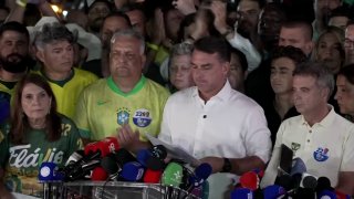 פלביו בולסונארו רק לפני יומיים: "אני לא אוותר על ברזיל שלי". יומיים לאחר מכן, לפי הדיווחים הוא ברח מברזיל ל…