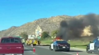 סיירת הכביש המהיר בקליפורניה נבלעו בלהבות כשמכונית מתפוצצת בצד כביש מהיר. CHP הגיבה לשני גברים שדחפו רכב בכ…