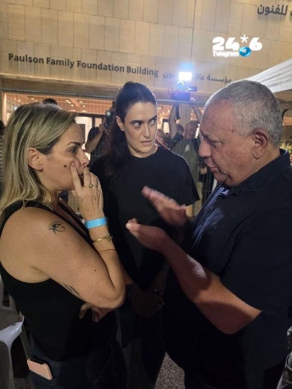🇮🇱 Dvir Jabra The chairman of the Isr party Gadi Eisenkot and the chairman of the Yisrael Beytenu party Avigdor Lieberman arrived at the rally "for them" in the Kidnapped Square in Tel Aviv.
