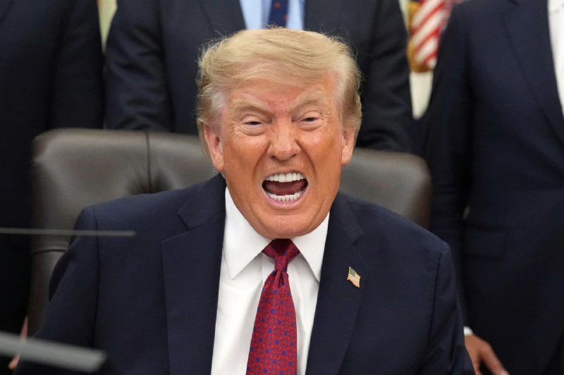 Trump איים Canada with economic collapse