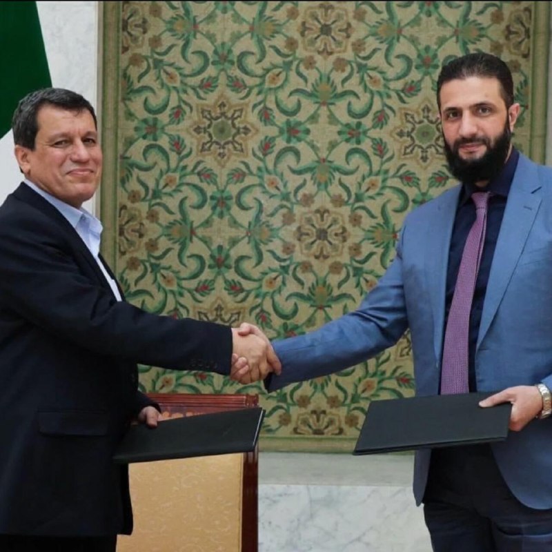 جهان تسنیم: محمد جولانی، فرمانده سابق شبله‌نظامیان کُرد را بعنوان مشاور خود منصوب کرد🔹خبرگزاری رسمی سوریه خبر داد که محمد جولانی (اح
