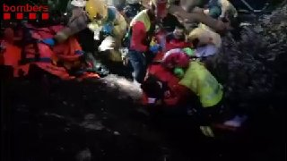 תאונת אוטובוס איומה בספרד עם 87 בני אדם נפצעו לאחר שאוטובוס נפל מגובה של יותר מ-20 מטרים בספרד, נפצעו 87 בנ…