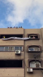 מעזה ועד חוסאם חסן.. אנשי מוואסי חאן יונס שולחים מסר של הערכה למאמן הפרעונים על ידי הרמת תמונתו ודגל מצרים…