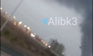 סצנות מעגליות של תעלות עשן שעולות בג'יזאן לאחר שהוקמו מטרות של טילי אנסאר אללה.