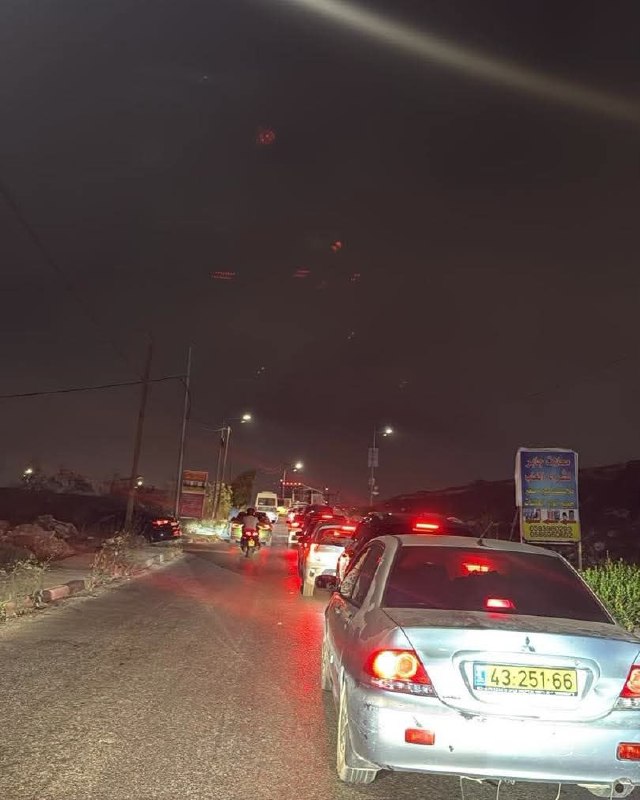 ازدحام مروري يشل حركة المرور في دوار بيرنبالا شمال القدس