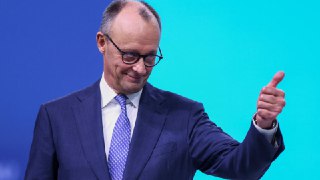 默茨启程访华 呼吁与中国建立公平透明的贸易关系德国总理默茨将于周三(2月25日）抵达中国，展开其上任以来首次对华访问。在全球供应链重组与大国竞争加剧的背景下，德国正重新界定与其最大贸易伙伴——中国关系，在深度经贸依赖与日益加剧的产业竞争之间寻求新的定为与平衡。默茨在临行前强调：“希望与中国建立平衡、可靠、规范且公平的伙伴关系"。👉 继续浏览后续：https://rfi.my/CTPc.g