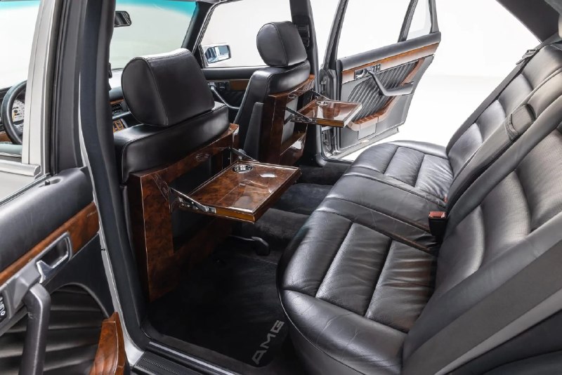 Mercedes AMG 90-х оценили дороже многих новых спорткаров 4