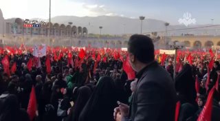 🎦 כשהשעה האחרונה של טקס הפרידה ממנהיג אירן שנהרג מתקרבת, נמשכת נוכחות האנשים במסגד של טהראן