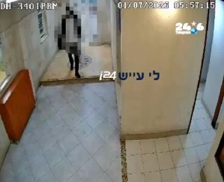 תיעוד: החשוד ברצח הרב גואטה נכנס למקווה בנתניה