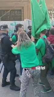 מכות מורים מפגינים במדריד; המפגש של המשטרה הספרדית עשה חדשות מורים מפגינים במדריד התעמתו על ידי המשטרה. המפ…