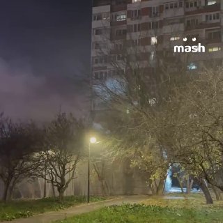 Театр на Юго-Западе Москвы загорелся — из здания валит густой дым. В момент пожара там проходила музыкальная постановка. Людей эвакуируют.Возгорание началось в подсобном помещении театра на проспекте Вернадского. Он расположен на первом этаже жилого дома. 