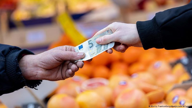 Сколько и на что тратят немцы каждый месяцКаждые пять лет в Германии исследуют доходы и расходы населения. Около 60 тысяч домохозяйств добровольно рассказывают, сколько они получают и сколько тратят. Издание Funk показывает, за что и сколько платят жители 