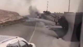 לפחות שלושה אזרחים סורים נהרגו מפיצוץ מכונית שנסעה בכביש המהיר דמשק-הומס, כך הודיע גורם ממשרד הפנים של המדי…