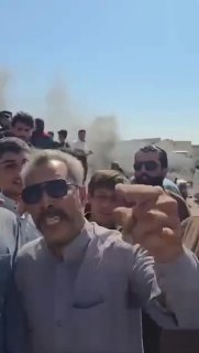 המפגינים מאיימים לחסום את נתיב מכליות הנפט בסוריה ולהתבטא ישירות נגד ארצות הברית של אמריקה, שגונבת את העושר של ארצם.