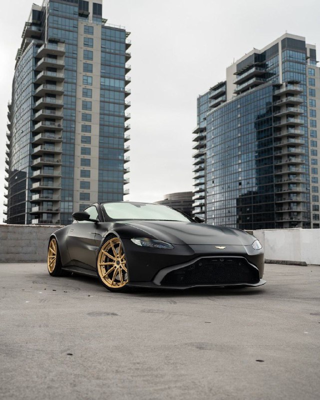 Aston Martin Vantage 2