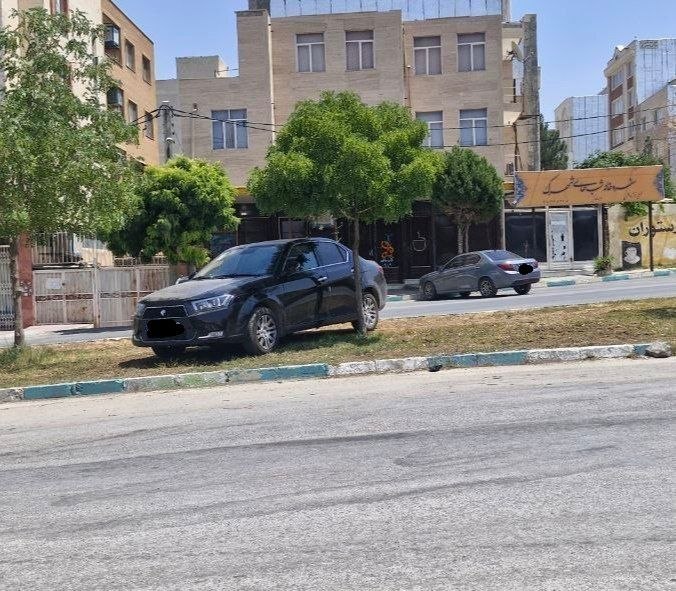 📢📢ده نگی دولت آباد: ♻️حماسه ای دیگر ،پارک کردن خودرو وسط بلوار وسط خیابان بخاطر زیر سایه بودن!🤔#فرهنگ‌شهروندی#رعایت‌حقوق‌شهروندی👌 📡 ده نگی د